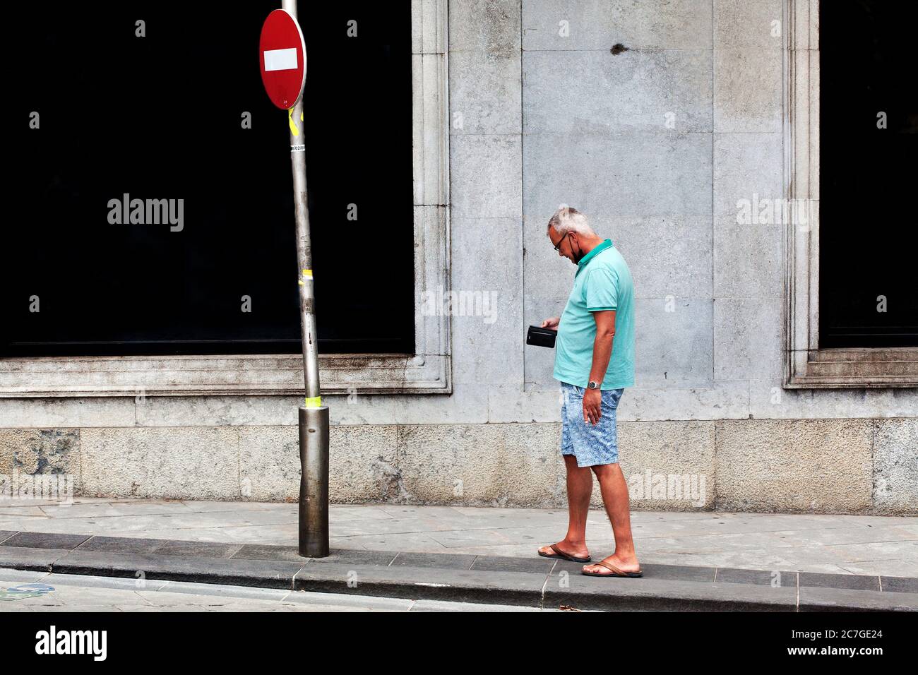 Turista alla ricerca di indicazioni sul suo cellulare, Gerona, Spagna. Foto Stock