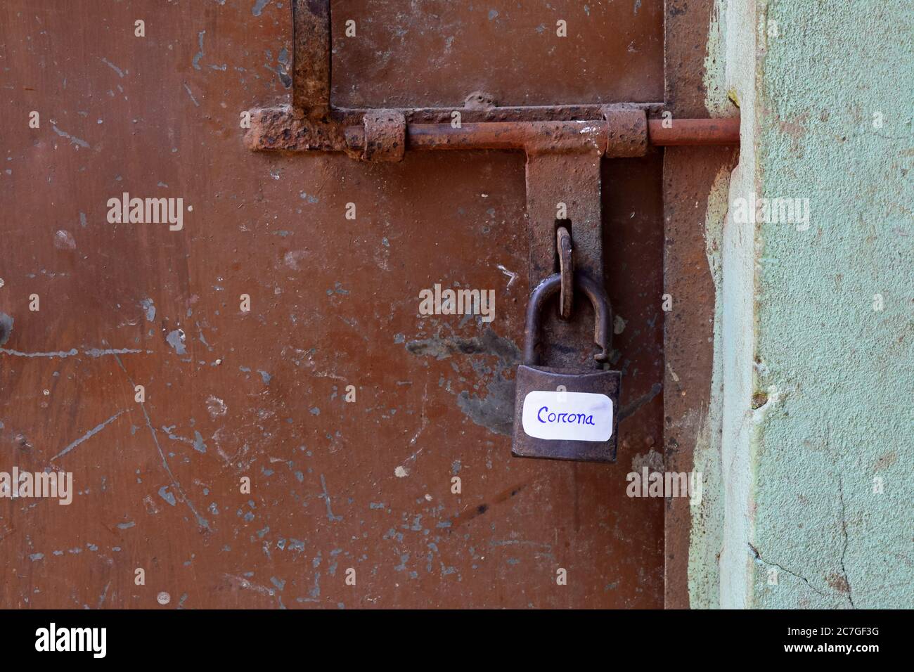 La porta ha un aspetto con un lucchetto e su di essa è apposta l'iscrizione "BLOCCATA". Politiche di blocco e autoisolamento per limitare la diffusione del coronavirus Foto Stock