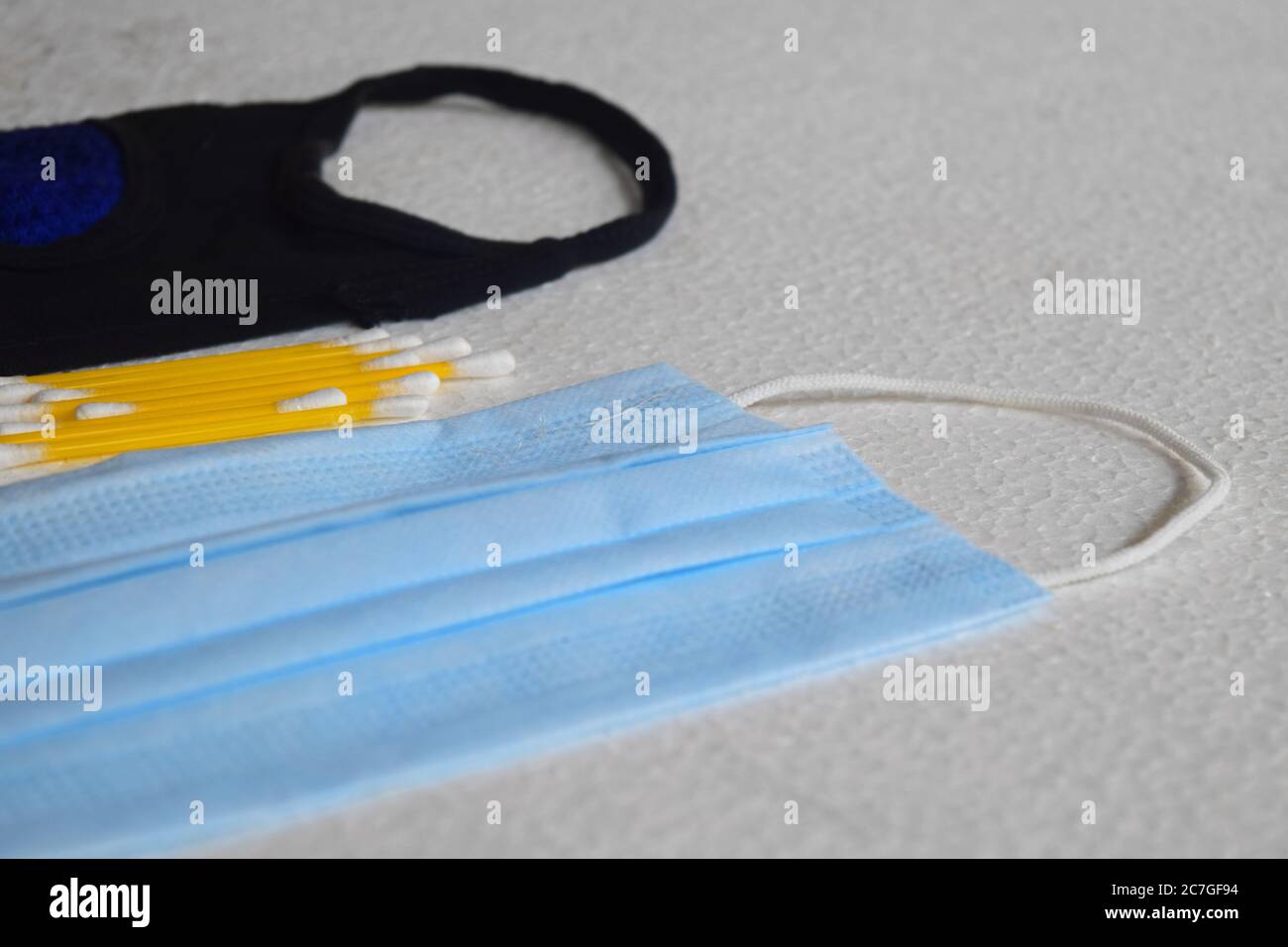 Maschera medica blu cielo e nero su sfondo bianco. Foto Stock