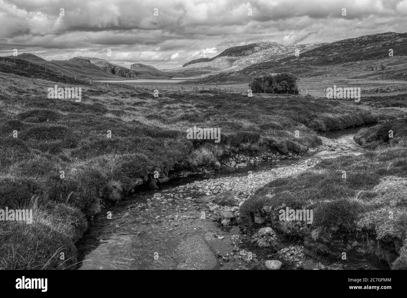 Vista monocromatica in bianco e nero del Burn of Cooses su Muckle Roe guardando a nord verso i prosciutti e il lago cittadino. Vedere 2AF4H7A per la versione a colori. Foto Stock