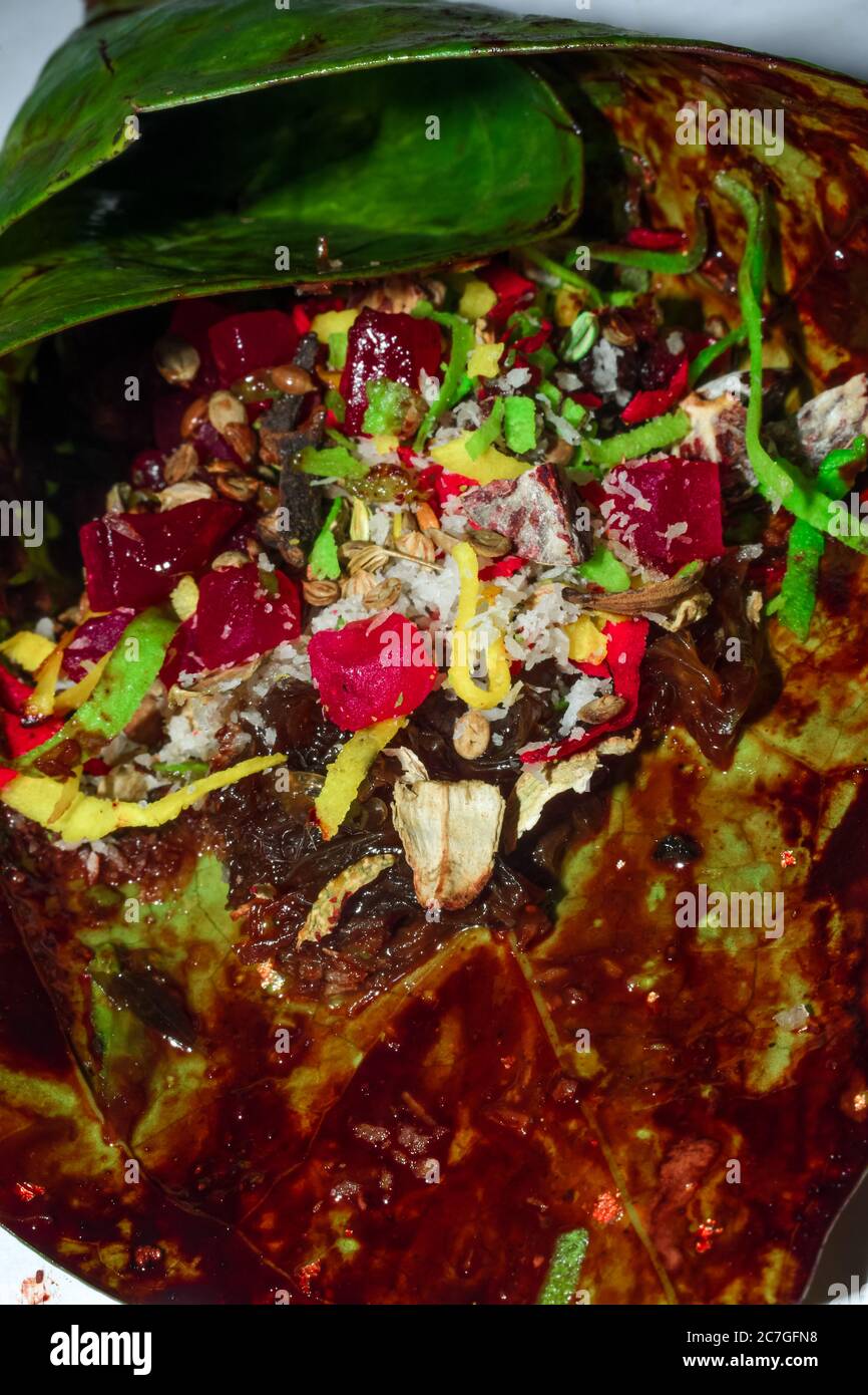 Banarasi Pan, noce di Betel guarnito con tutti gli ingredienti colorati dolci indiani per mangiare o in vendita. 02 Foto Stock