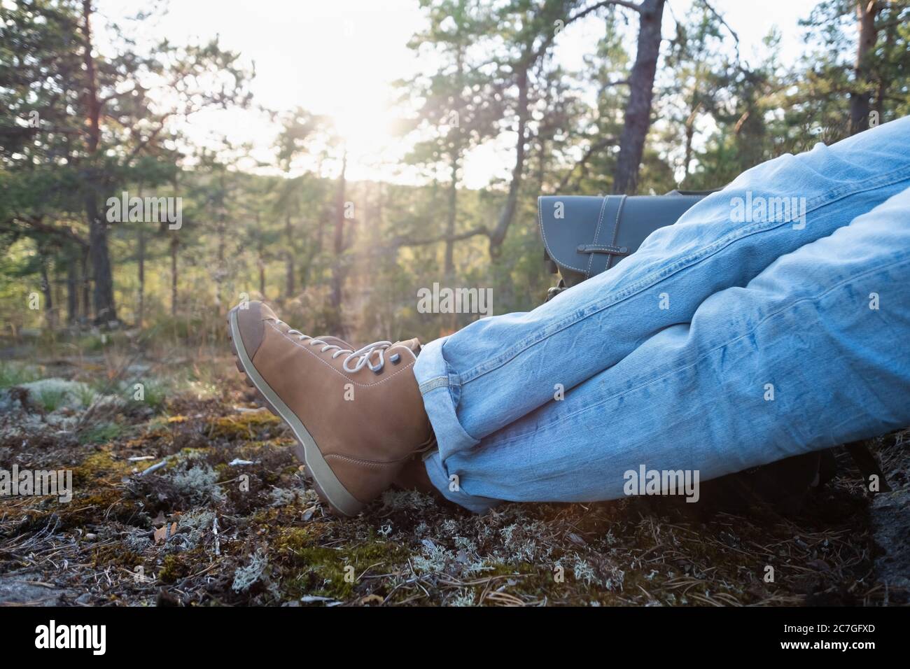 riposarsi a terra dopo escursioni nella foresta d'autunno Foto Stock