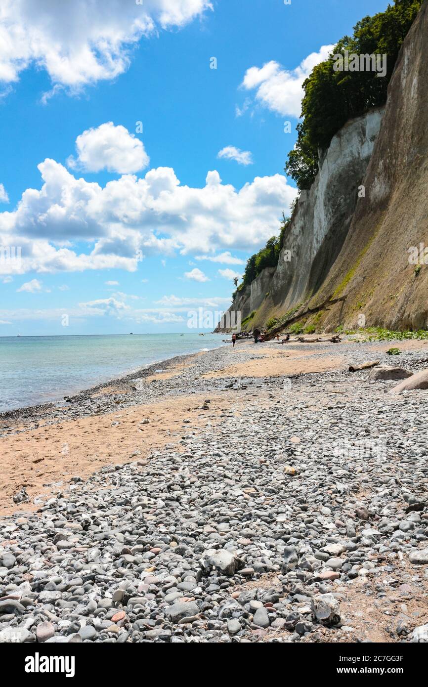 Spiaggia di ciottoli e scogliere di gesso sulla spiaggia di Kieler Ufer sul Mar Baltico nel Parco Nazionale di Jasmund, Isola di Rügen, Meclemburgo-Vorpommern, Germania. Foto Stock