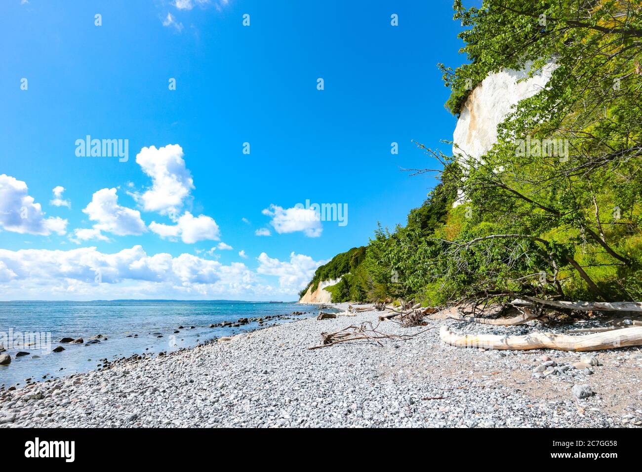 Spiaggia di ciottoli e scogliere di gesso sulla spiaggia di Piratenschlucht (gola dei pirati) sul Mar Baltico nel Parco Nazionale di Jasmund, Isola di Rügen, Germania. Foto Stock