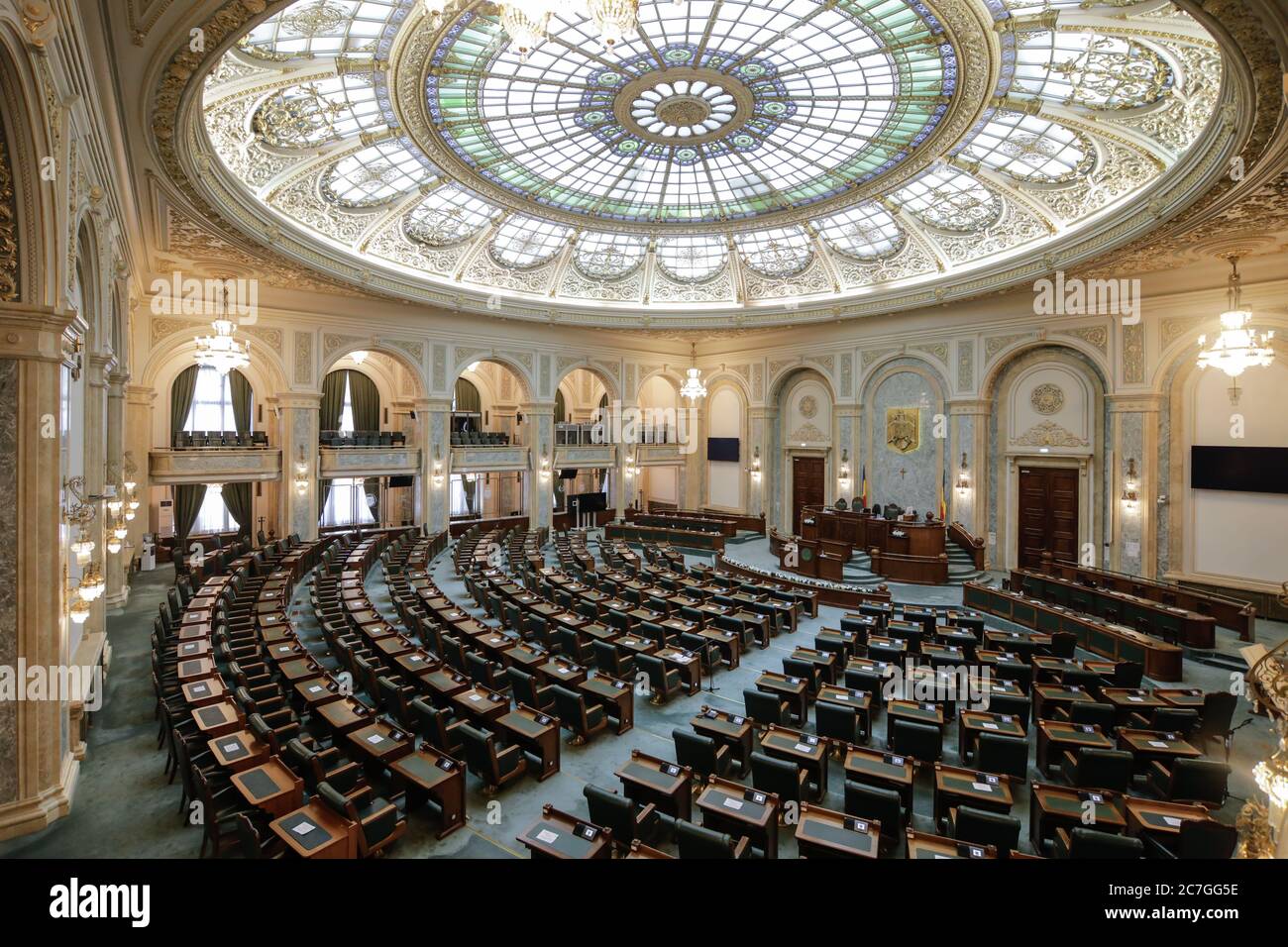 Bucarest / Romania - 14 luglio 2020: La Sala del Senato all'interno del Palazzo del Parlamento. Foto Stock