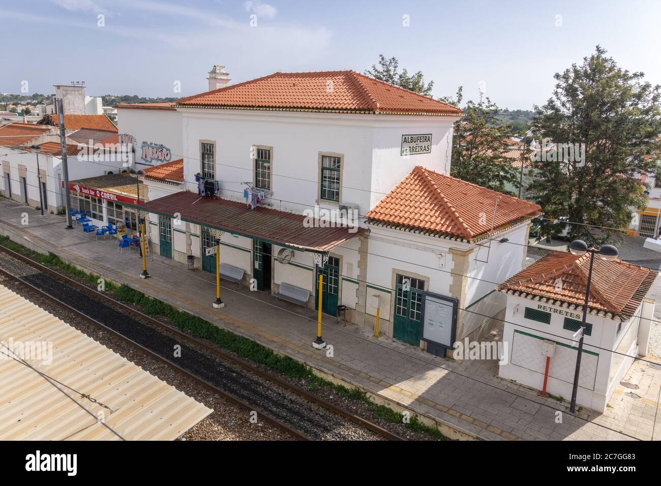 Linea ferroviaria esterna della piattaforma dell'edificio della stazione ferroviaria di Albufeira Ferreiras Foto Stock