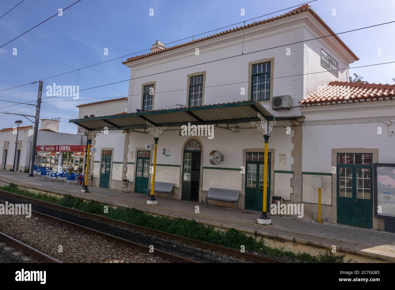 La stazione ferroviaria Albufeira Ferreiras costruzione esterna piattaforma linea ferroviaria e o Carril snack Bar a Ferreiras l'Algarve Portogallo Foto Stock