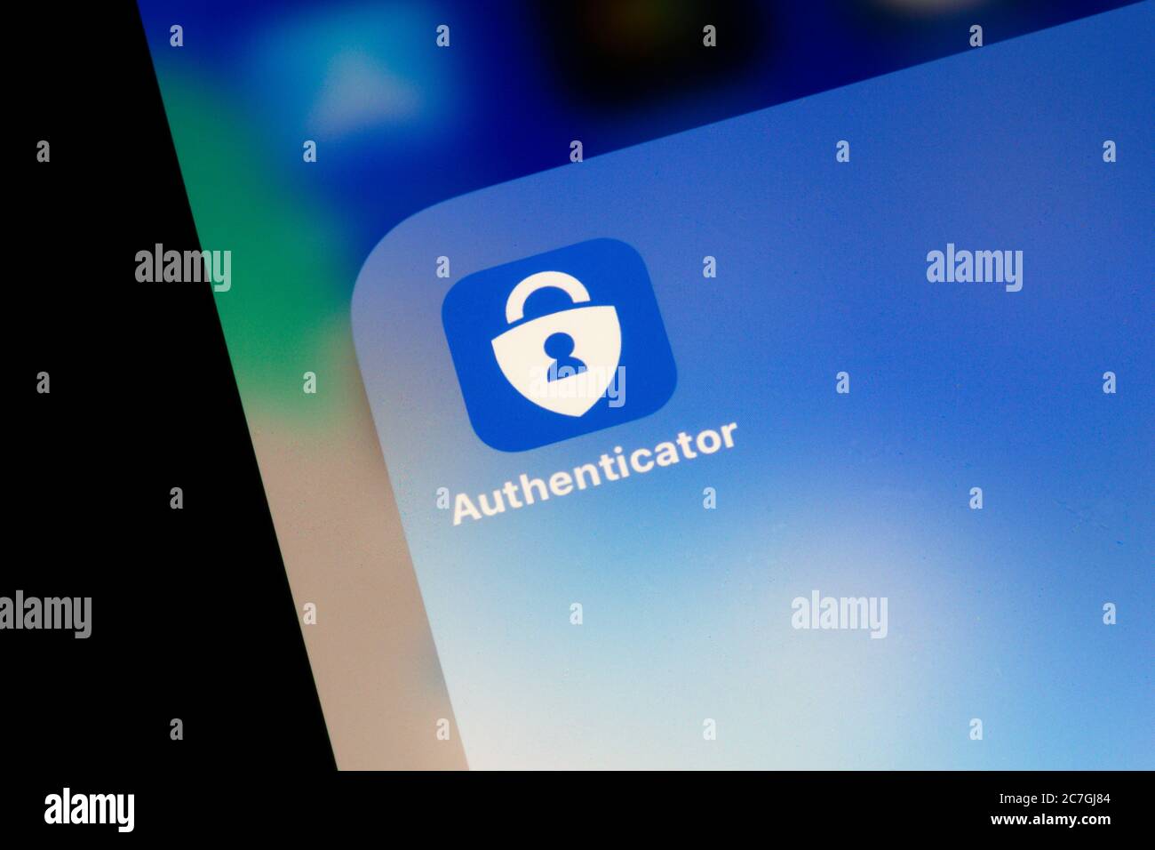 Ostersund, Svezia - 17 luglio 2020: Icona dell'app Microsoft Authenticator su uno smartphone. L'app Microsoft Authenticator ti aiuta a dimostrare la tua identità wi Foto Stock