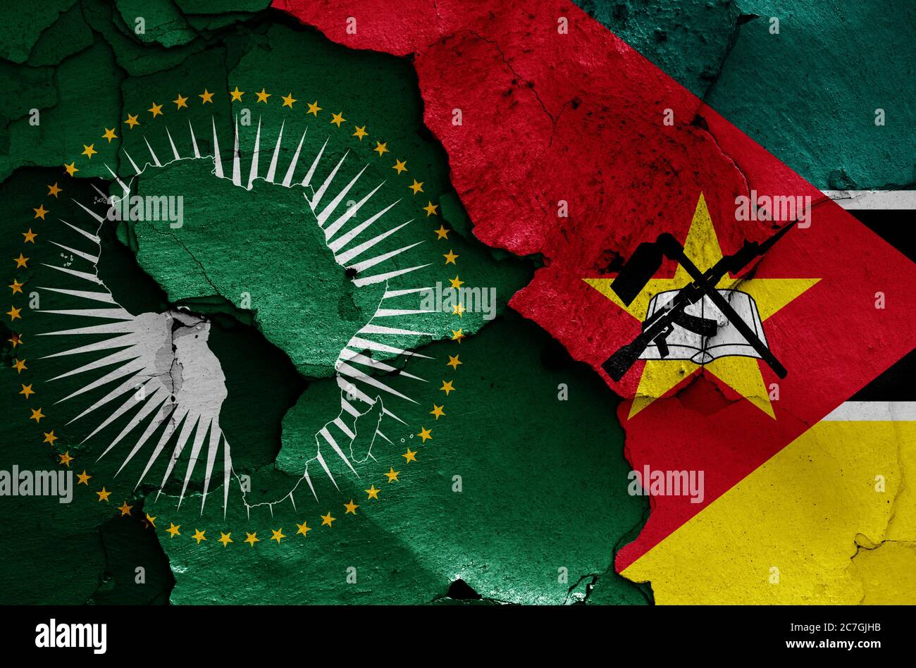 Bandiere dell'Unione Africana e del Mozambico dipinte su pareti incrinate Foto Stock