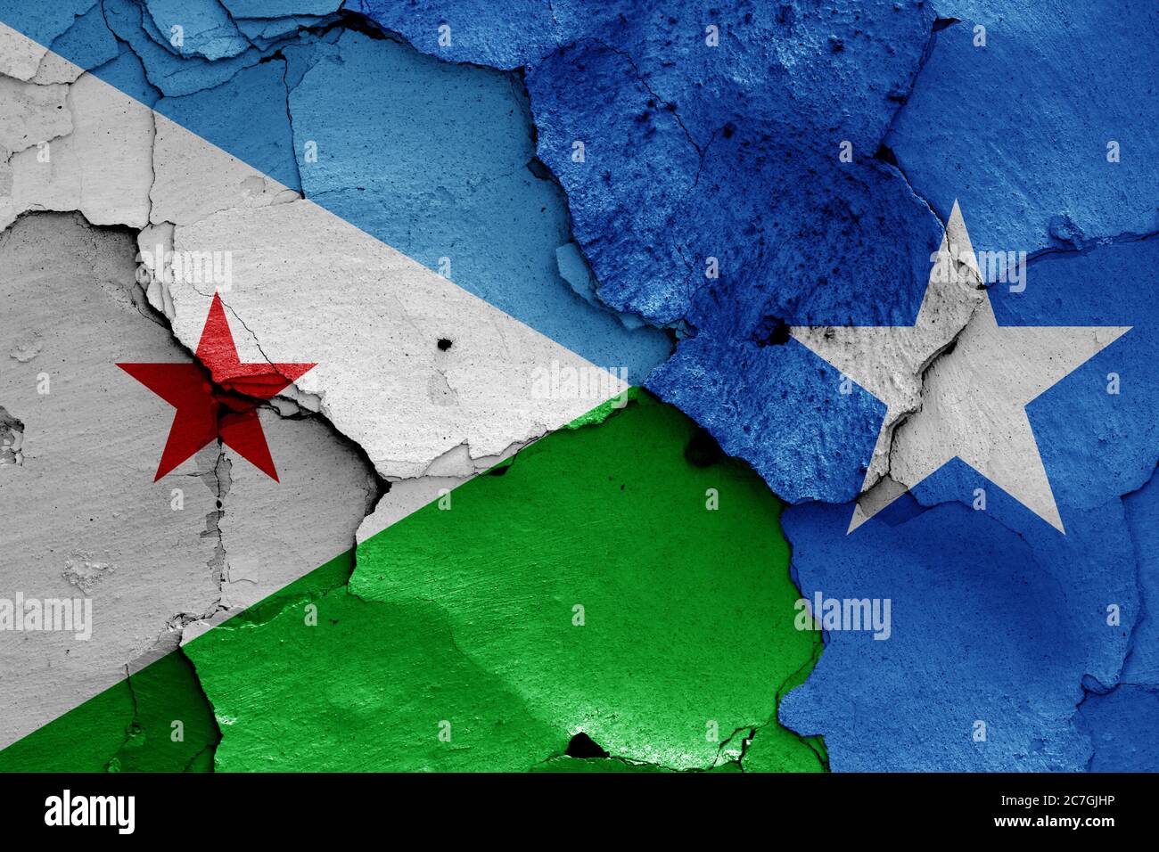 Bandiere di Gibuti e Somalia dipinte su pareti fessurate Foto Stock