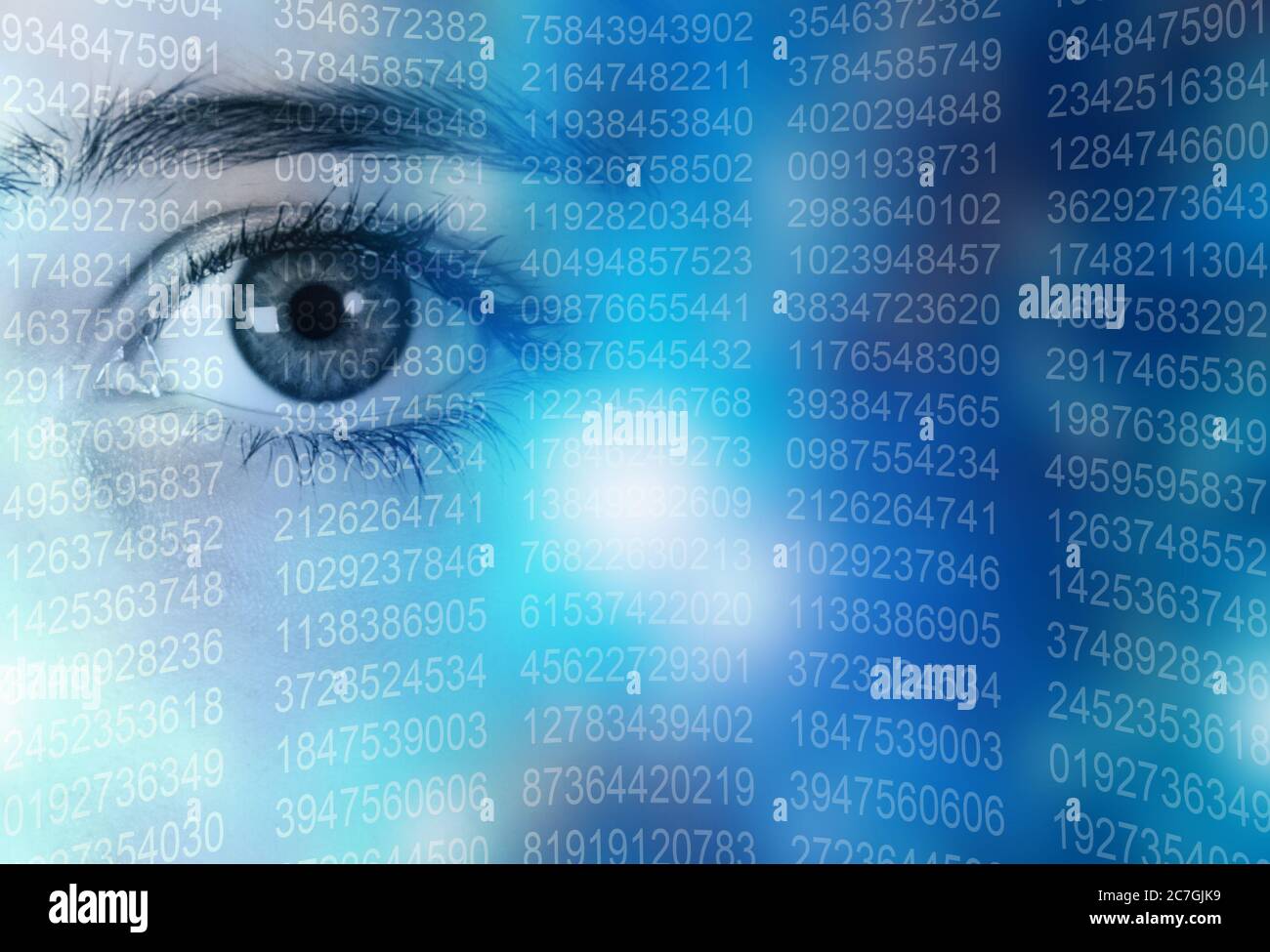 osservazione oculare femminile e serie di cifre del codice del computer Foto Stock