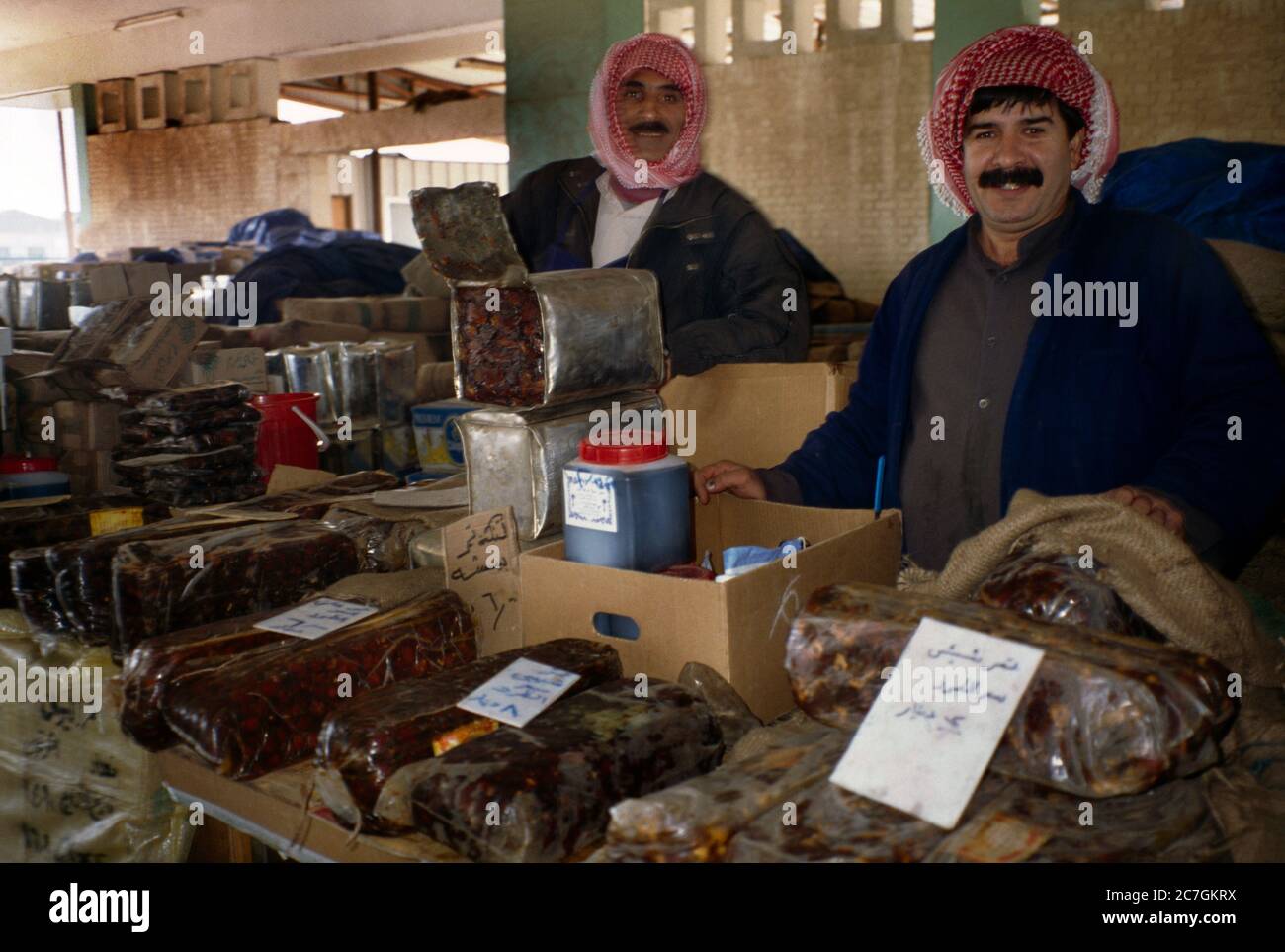 Kuwait City Kuwait uomini che vendono date al mercato Iraniano del Souk vegetale Foto Stock