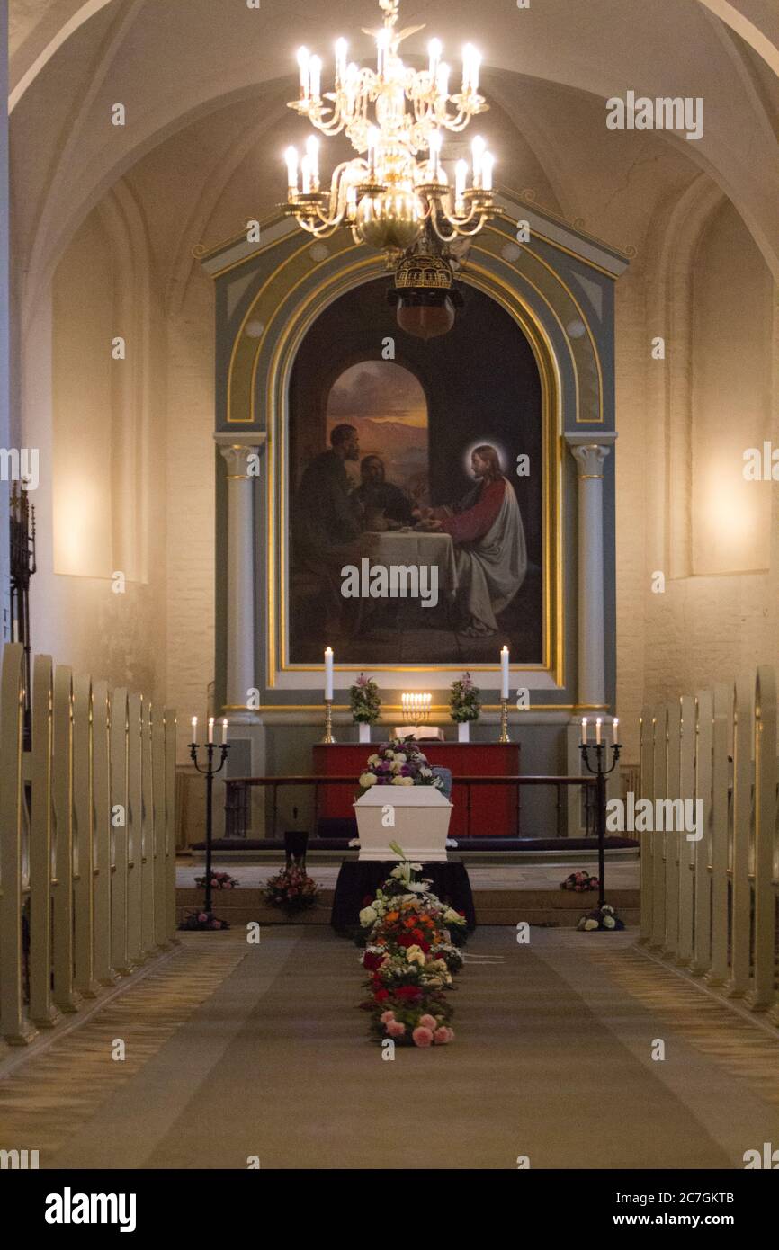 Immagine verticale di un cazzo bianco nella chiesa Foto Stock