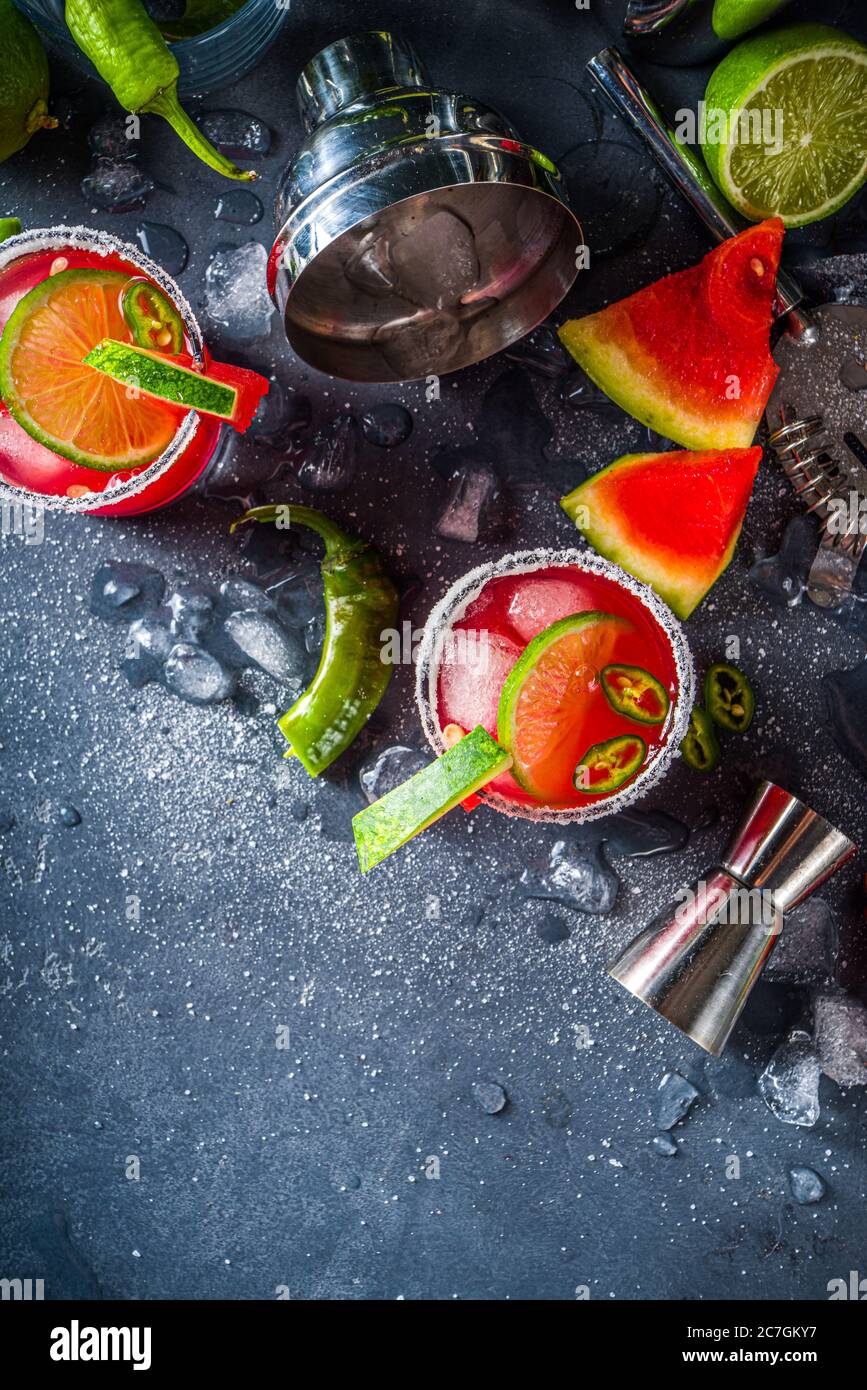 Cocomero jalapeno margarita. Cocktail estivo in stile messicano alcolico con cocomero, peperoncino caldo jalapeno, lime e tequila. Foto Stock