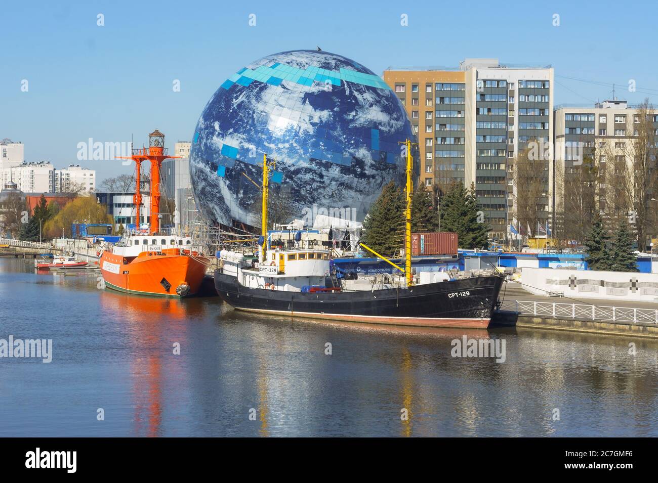 Oggetto d'arte del pianeta, oceano del pianeta, Museo dell'oceano del mondo, Kaliningrad, Russia, 6 aprile 2020 Foto Stock