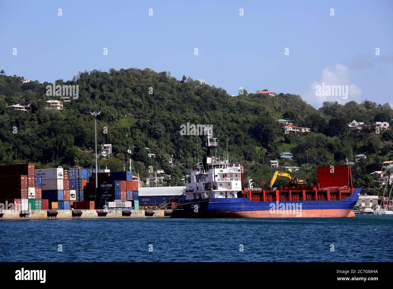 Nave container e container del porto di St George's Grenada Carenage al porto Foto Stock