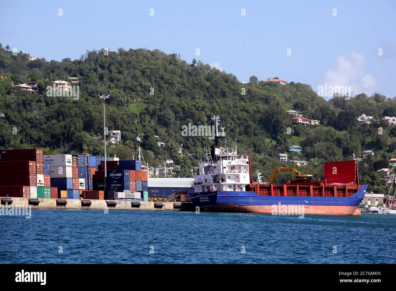 Nave container e container del porto di St George's Grenada Carenage al porto Foto Stock