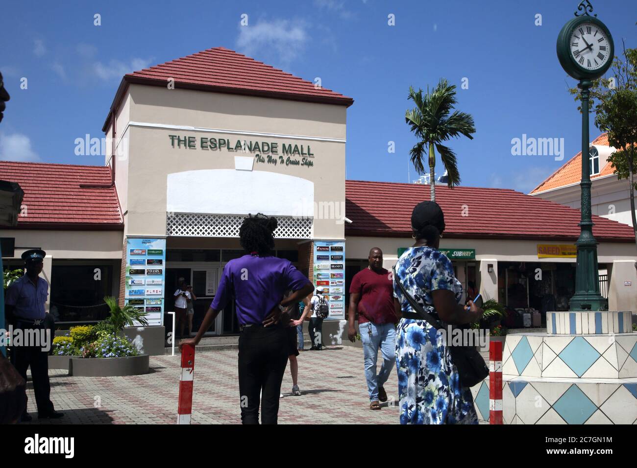 St George's Grenada, il centro commerciale Esplanade e l'ingresso alle navi da crociera Foto Stock