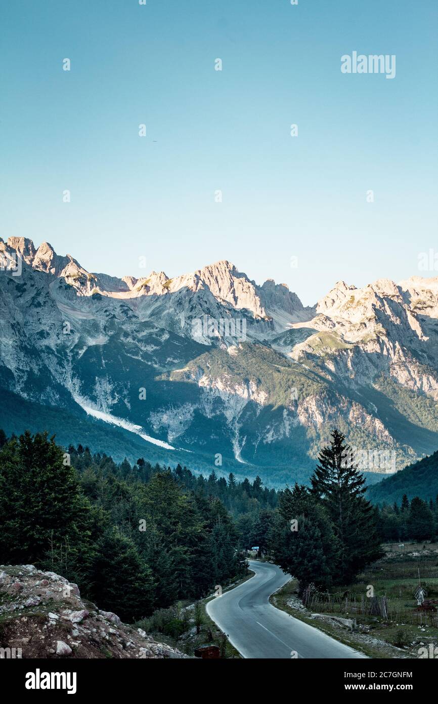 Foto verticale ad alto angolo del Parco Nazionale della Valbona Valley Under Un cielo blu chiaro in Albania Foto Stock