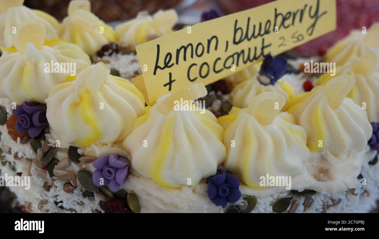 Primo piano di un dessert di cocco al limone e mirtillo decorato con decorazioni commestibili Foto Stock