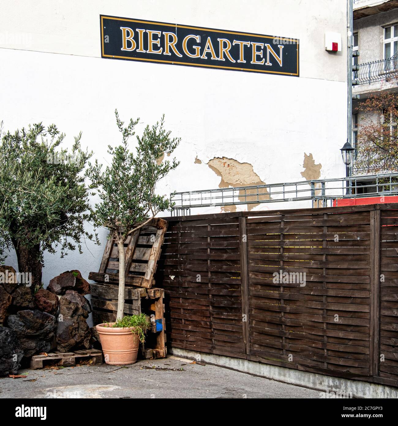 Bierstube Alt Berlin Beer Garden segno e olivi in pentole nei terreni di Ballhaus Berlin, Chausseestrasse 102, Mitte, Berlino Foto Stock