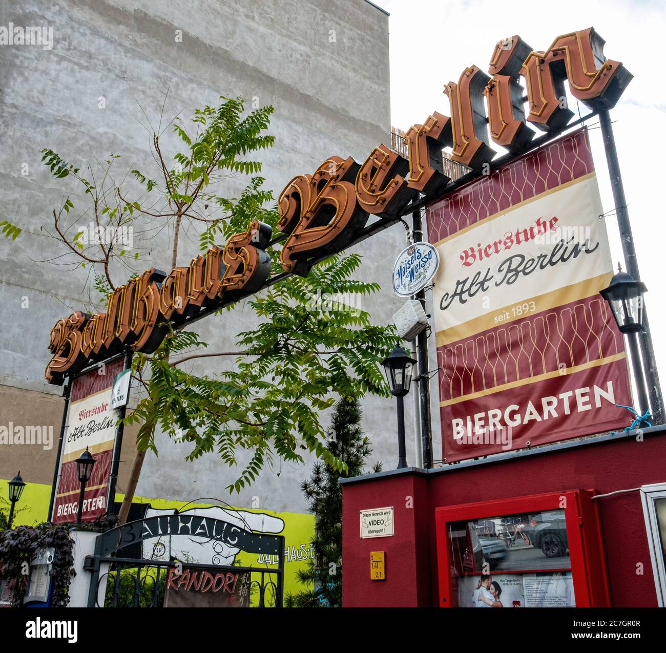 Ballhaus Berlin, storico edificio in mattoni rossi che ospita la sala da ballo più antica di Berlino, il tradizionale pub Alt-Berlin e un ostello a Mitte, Berlino Foto Stock