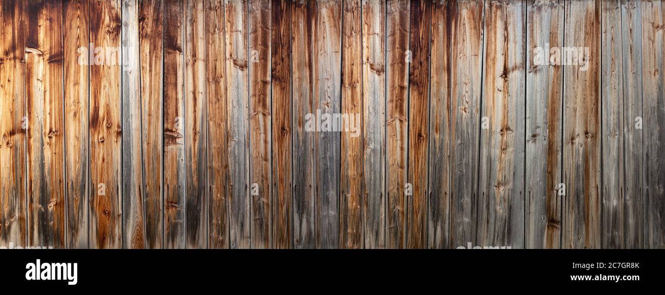Dettaglio panoramico di una vecchia parete di legno marrone grigio, intemperie Foto Stock Dettaglio panoramico di una vecchia parete di legno marrone grigio, intemperie Foto Stock