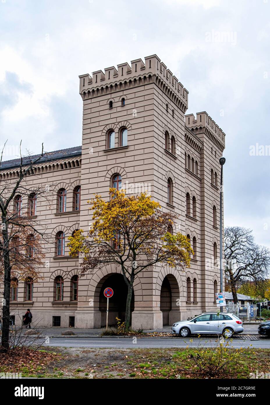 Finanzamt, Ufficio delle imposte. Dipartimento delle finanze pubbliche in un edificio simile a un castello a Mehringdamm, Kreuzberg, Berlino, Germania. Foto Stock