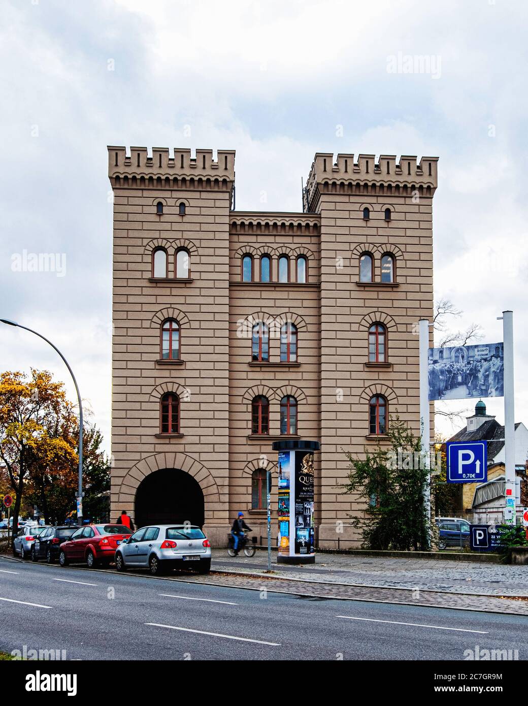 Finanzamt, Ufficio delle imposte. Dipartimento delle finanze pubbliche in un edificio simile a un castello a Mehringdamm, Kreuzberg, Berlino, Germania. Foto Stock