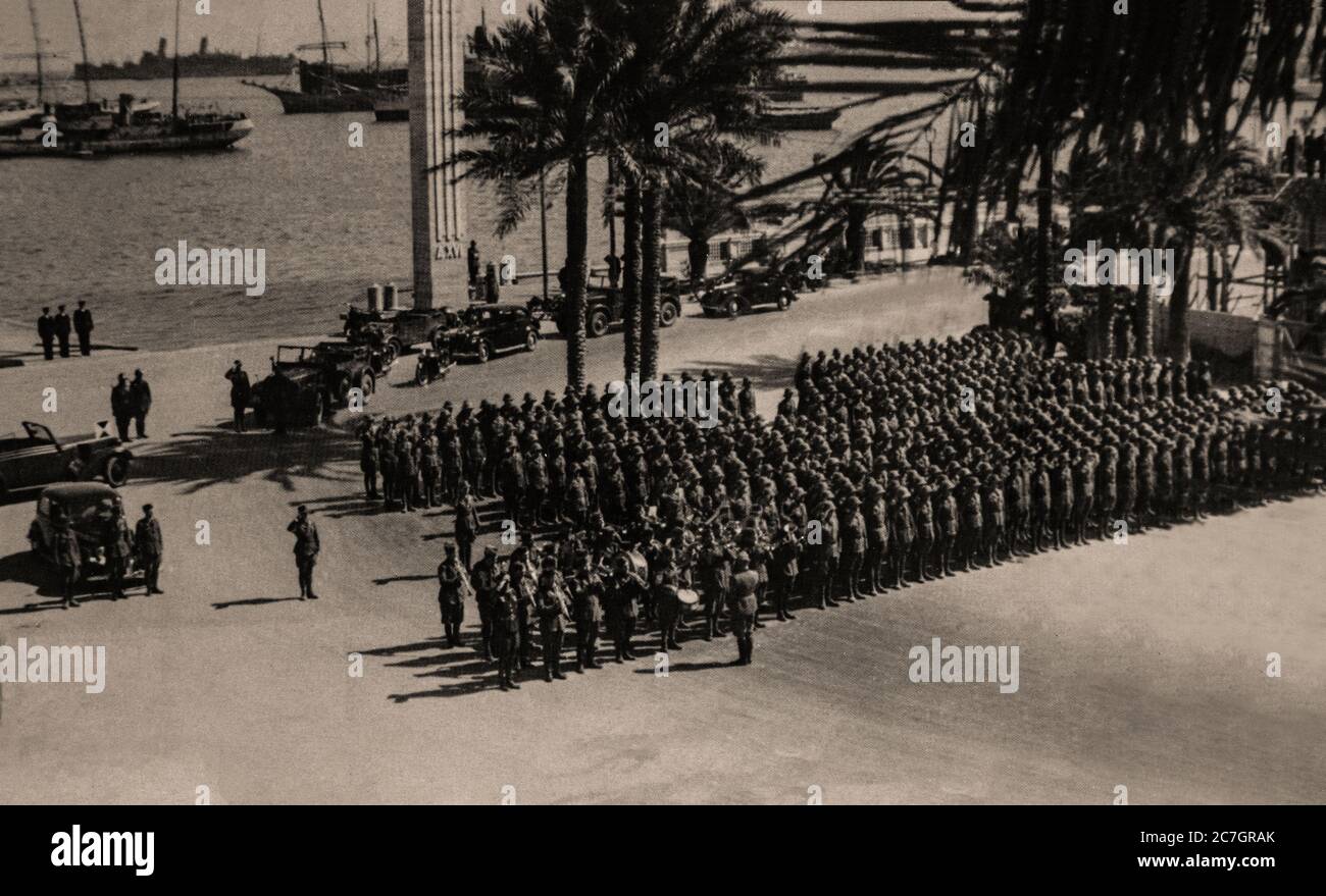 Il generale Rommel ispeziona le truppe di unità avanzate delle Corps di Afrika all'arrivo in Africa del Nord nel febbraio 1941. Foto Stock