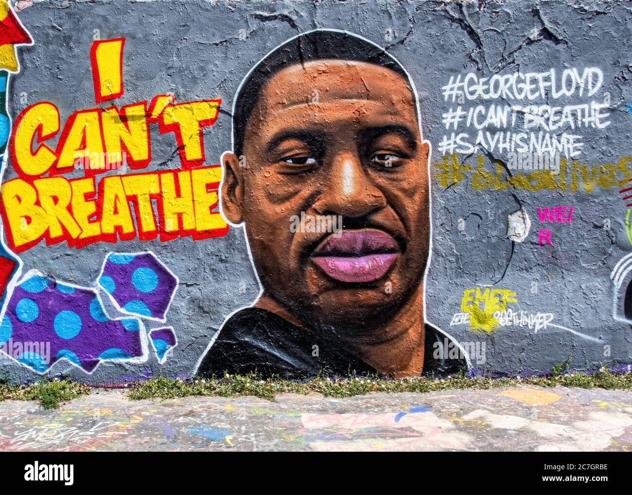 George Floyd, artista di strada EME Freethinker a Mauerpark, Berlino, la sua morte ha ispirato Black Lives materia proteste Foto Stock