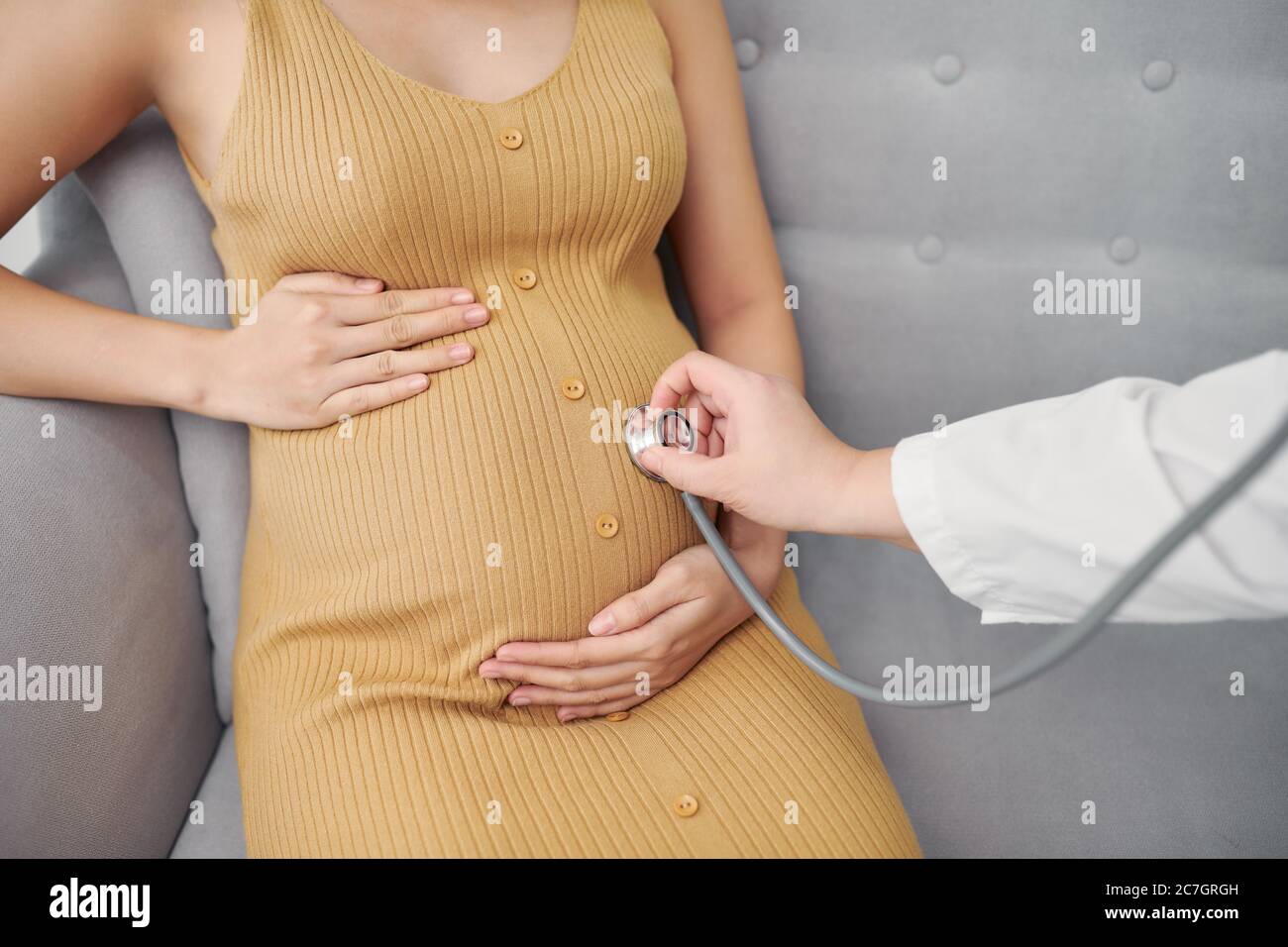 Giovane donna preganant in attesa di un bambino visita medico Foto Stock