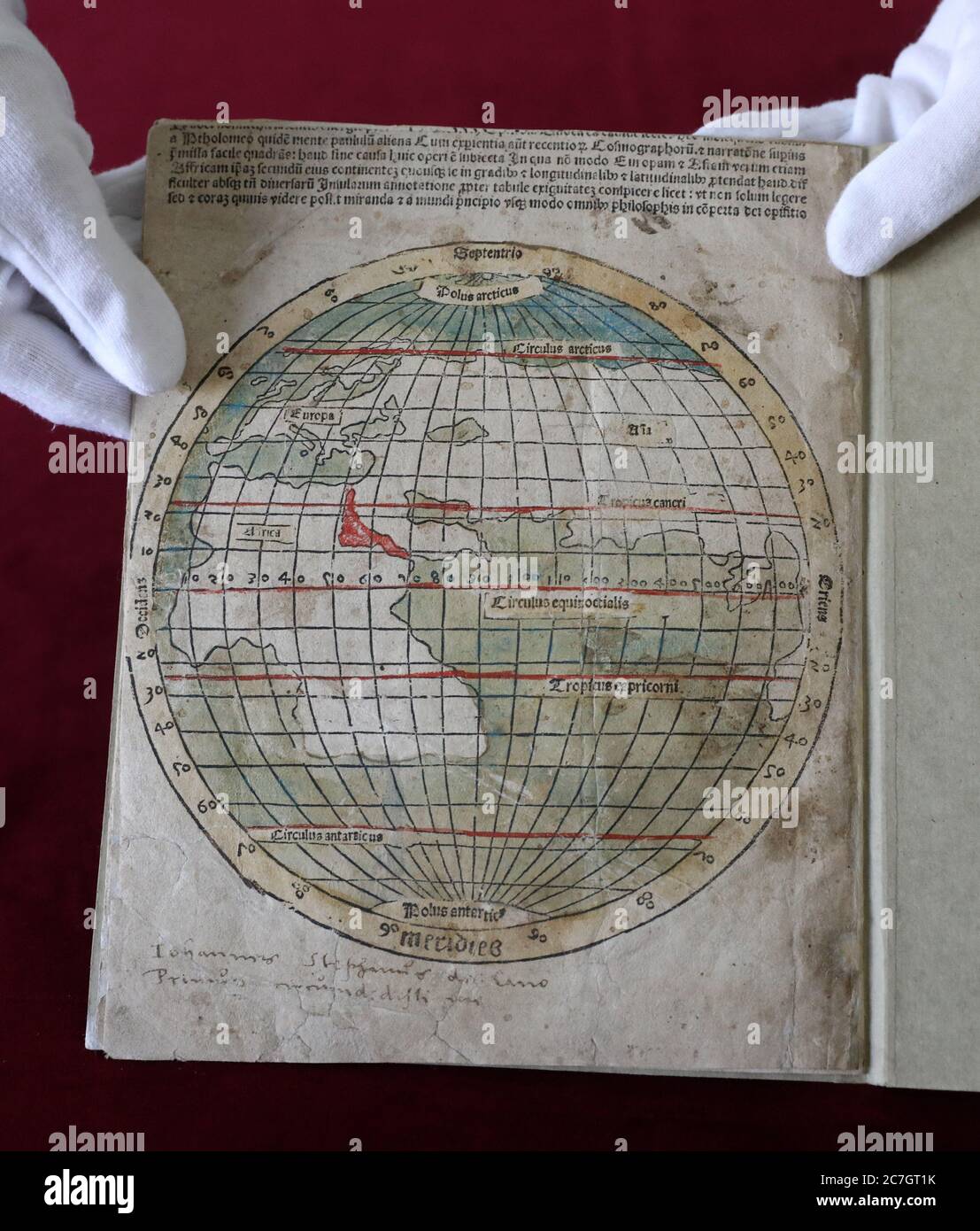 Rostock, Germania. 17 luglio 2020. Una copia di una mappa di Amerigo Vespucci (1454-1512), navigatore, cartografo ed esploratore, in un'edizione di folio di 'De novo mundo', la lettera sul nuovo mondo di Vespucci, presso la Biblioteca Universitaria di Rostock secondo gli ultimi ritrovamenti, Si dice sia la copia più completa di una mappa di Vespucci. Fa parte di una stampa del 1505 circa, prodotta dal segretario e stampante del consiglio Rostock Hermann Barckhusen (1460-1528/29 circa). Credit: Bernd Wüstneck/dpa-Zentralbild/dpa/Alamy Live News Foto Stock