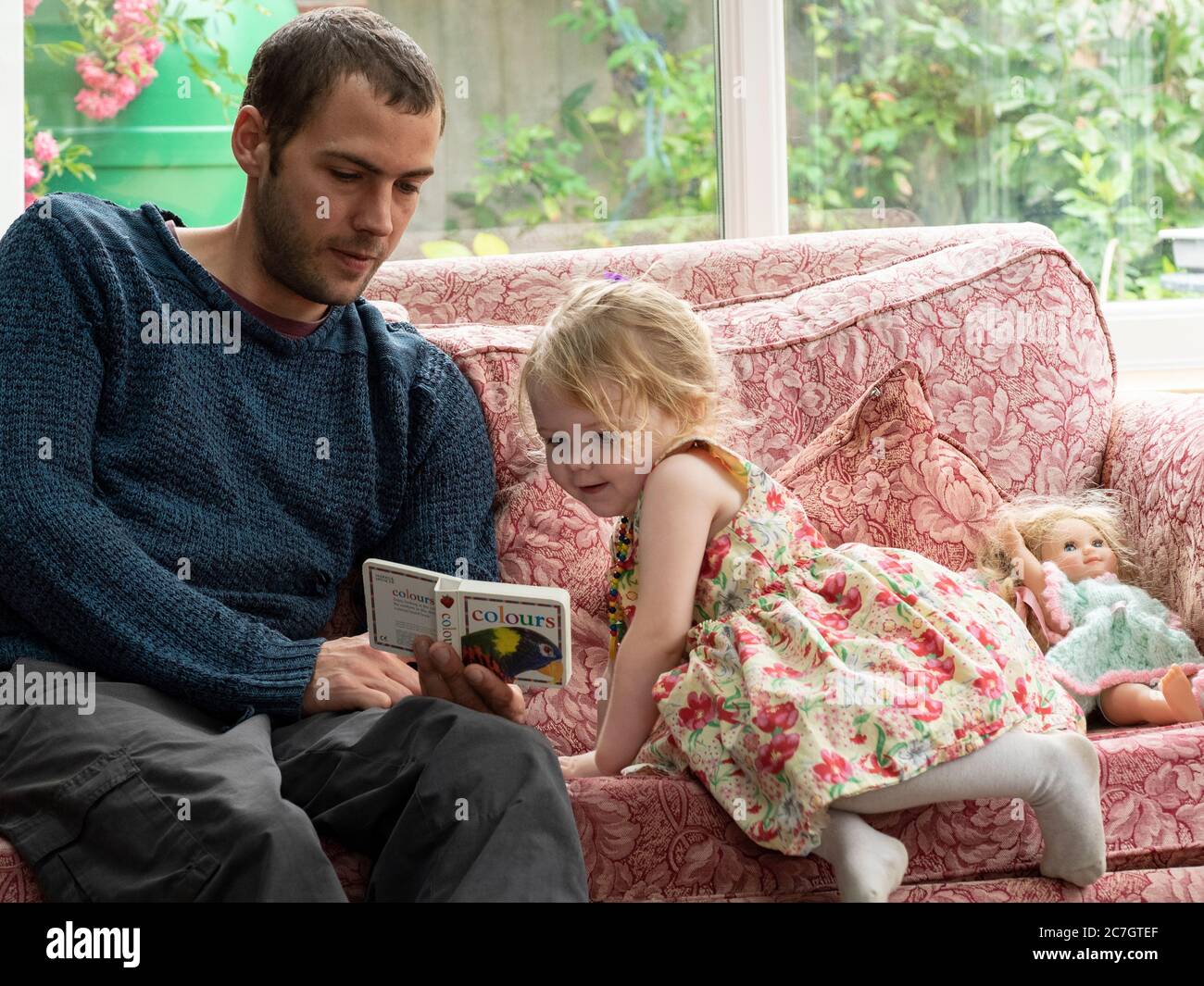 Bambino e zio imparando sui colori da un libro, Regno Unito Foto Stock