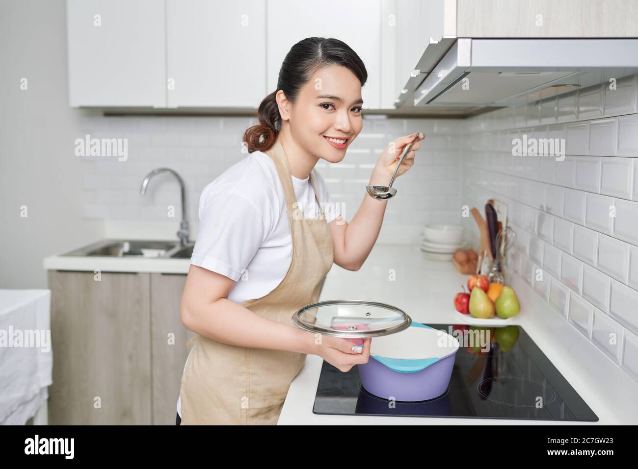 bella cucina casalinga con mestolo in cucina Foto Stock