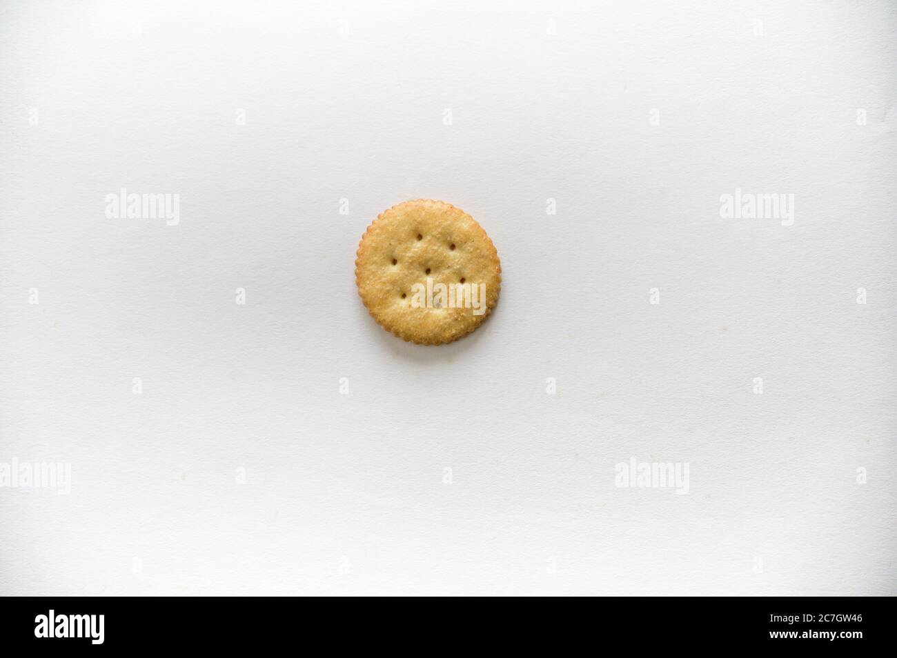 Immagine ad angolo elevato di un biscotto su una superficie bianca Foto Stock