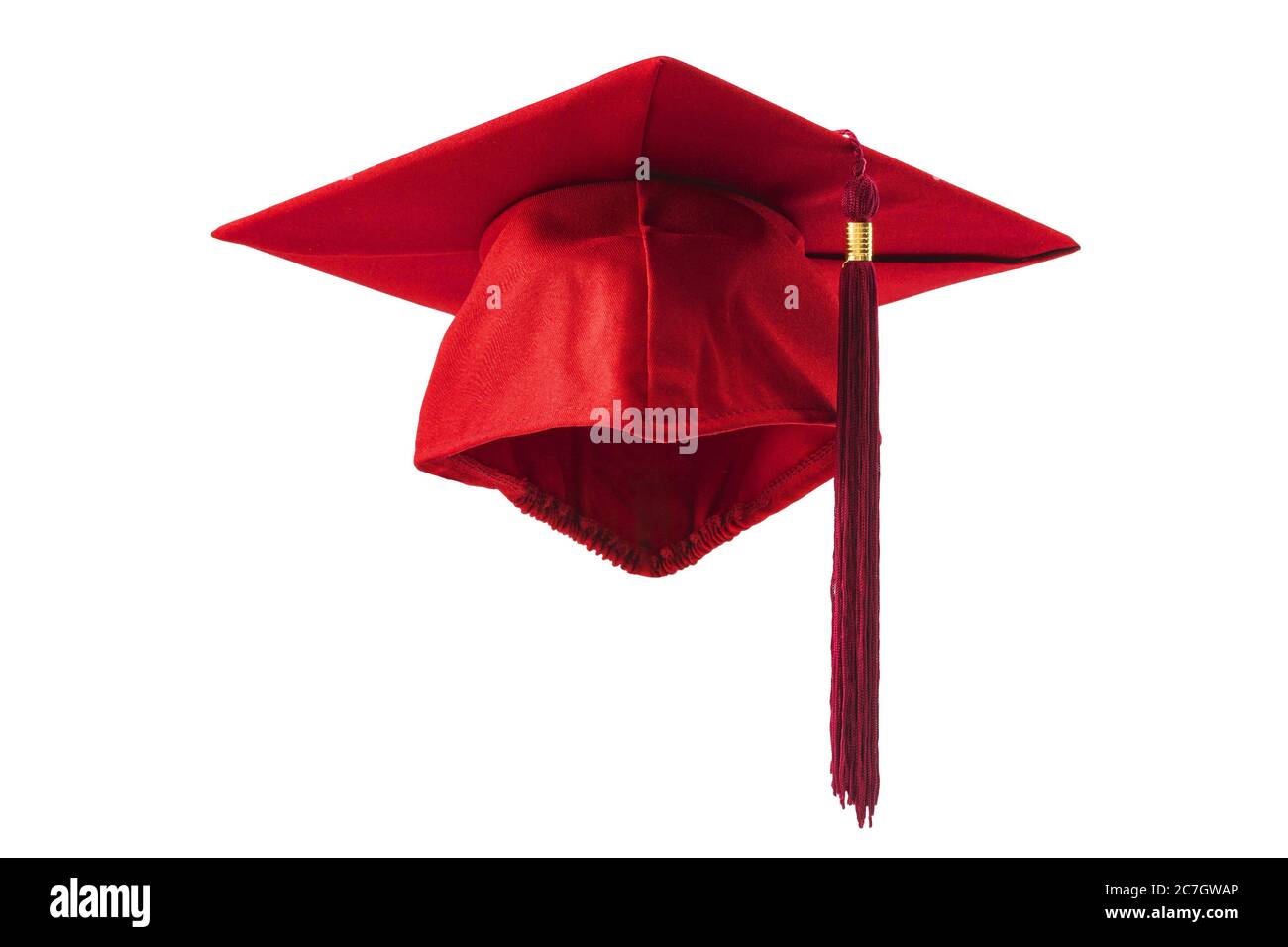 Realizzazione accademica e celebrare il successo dell'istruzione superiore idea concettuale con il berretto rosso di graduazione della mortarboard con ritaglio percorso in m fantasma Foto Stock