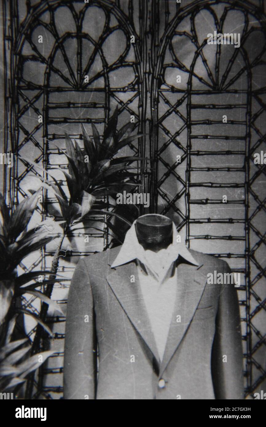 Fine anni '70 vintage nero e bianco stile di vita fotografia di un modello che indossa un smoking. Foto Stock