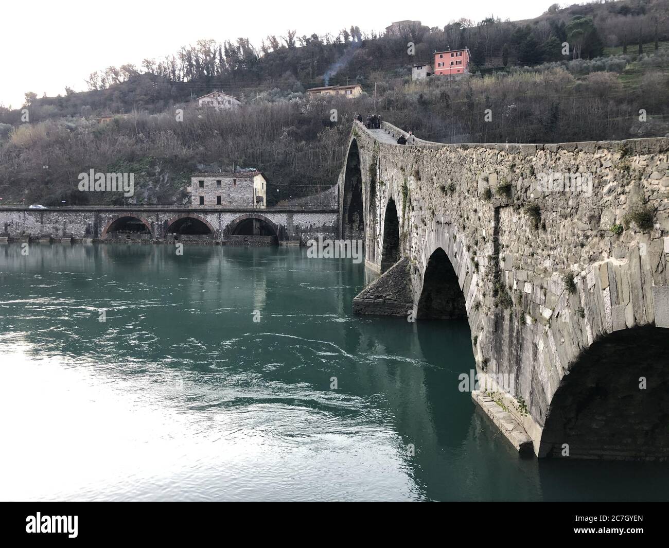 Ponte della Maddalena circondato da colline e verde Borgo a Mozzano in Italia Foto Stock