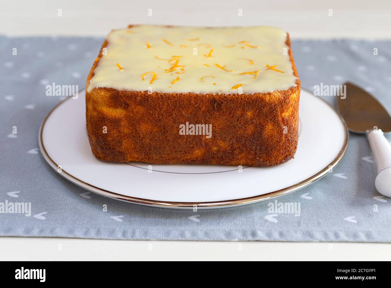 Una torta intera di polenta di arancia e mandorle senza glutine appena sfornata. Foto Stock