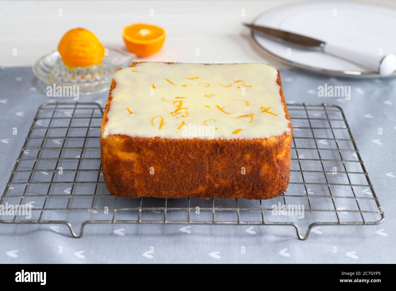 Una torta intera di polenta di arancia e mandorle senza glutine appena sfornata. Foto Stock