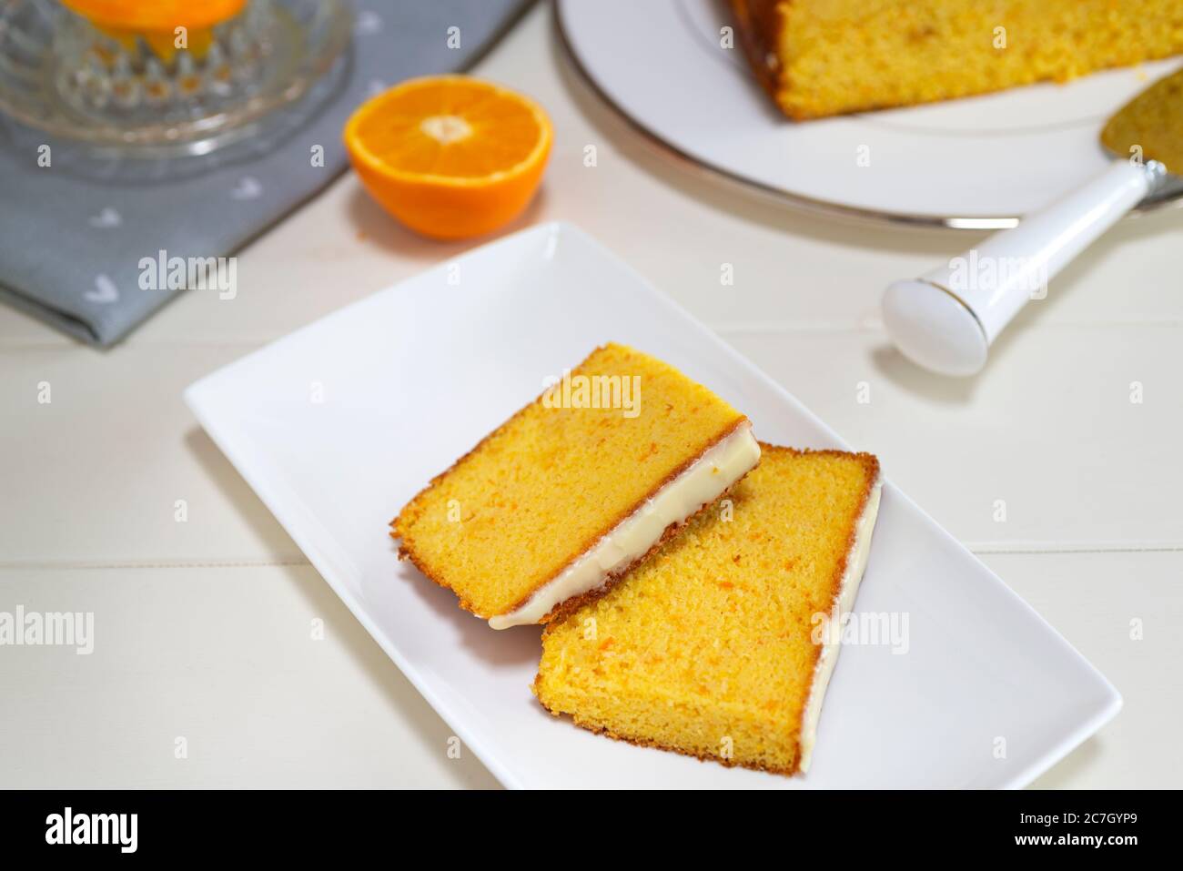 Fette di torta di polenta di arancia e mandorle senza glutine appena sfornata. Foto Stock