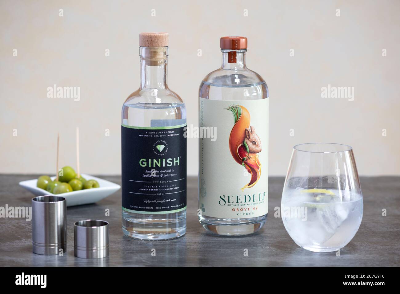 Senza alcool 'gin e tonici' essendo fatto con Seedlip e Ginish, spiriti senza alcool. Foto Stock