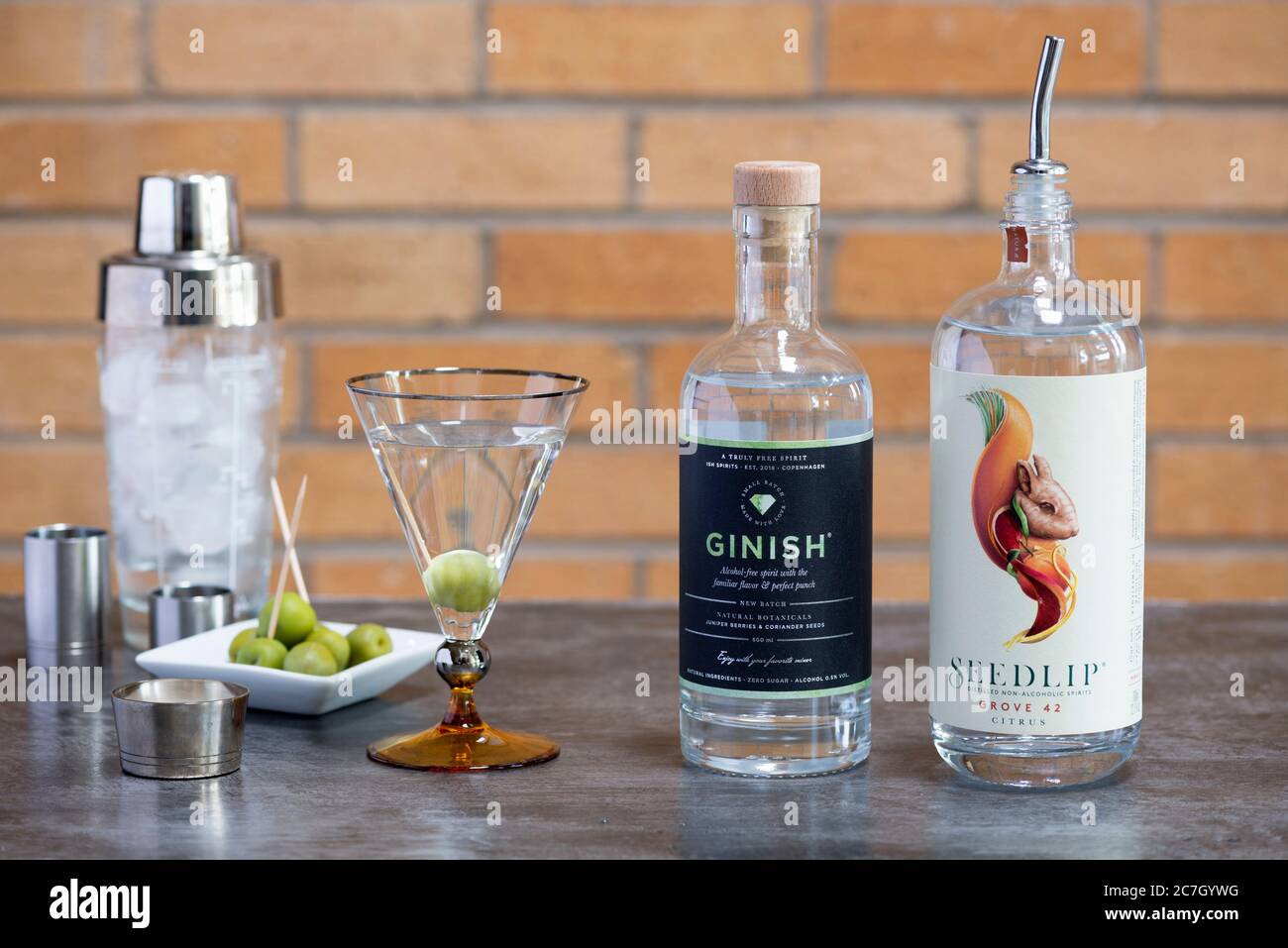 Cocktail analcolico con Seedlip e Ginish, spiriti senza alcool. Foto Stock