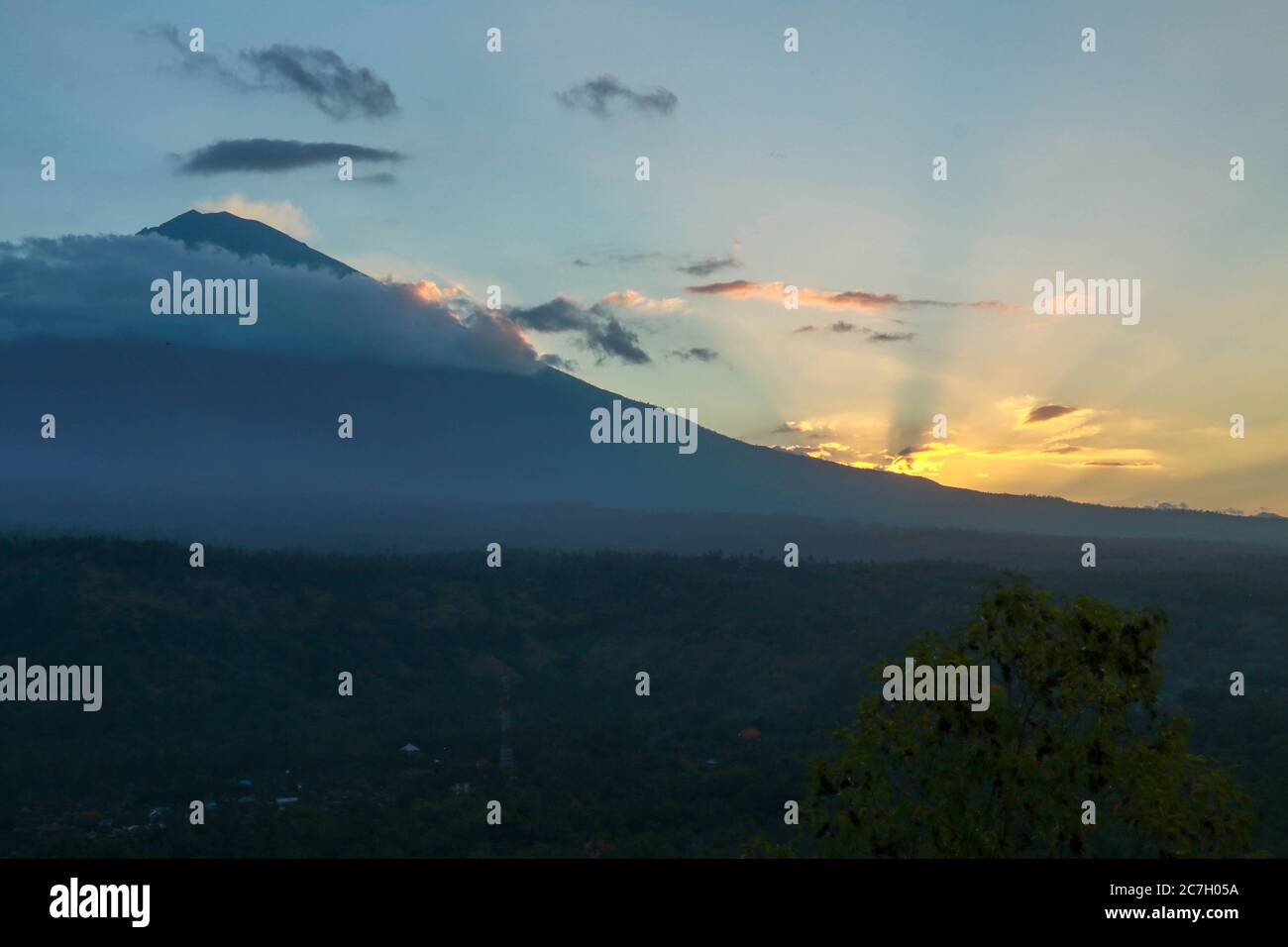 Tramonto sul vulcano Agung visto dalla barca. Stromboli è una delle otto isole Eolie e uno dei tre vulcani attivi a IBali, Indonesia Foto Stock