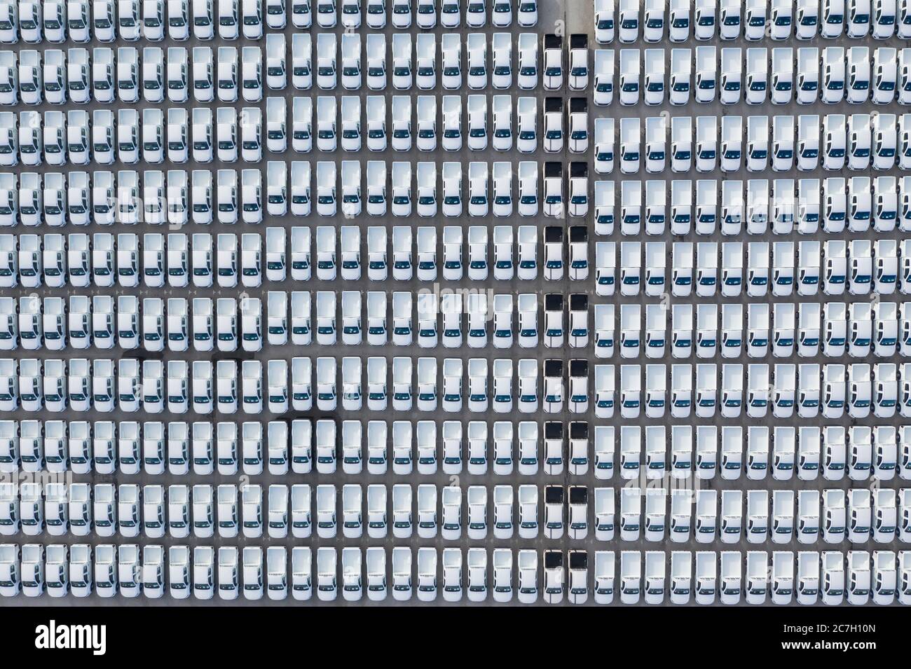 Vista aerea del magazzino nuovi parcheggi auto in zona industriale in attesa di vendita esportazione nel sud-est asiatico. Trasporto. Industria automobilistica. Foto Stock