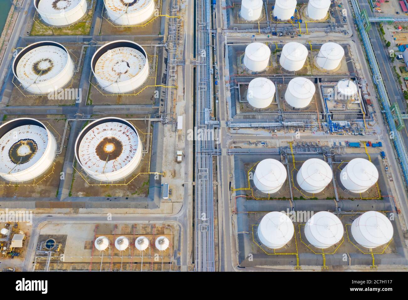 Vista dall'alto della fabbrica chimica di raffineria petrolifera e della centrale elettrica con molti serbatoi di stoccaggio e tubazioni in azienda industriale Foto Stock