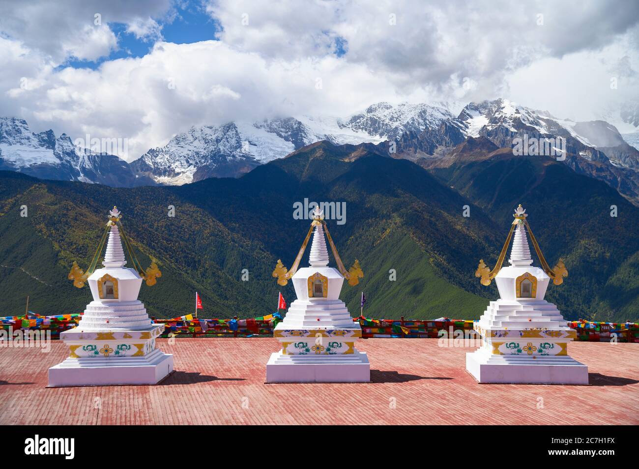Stupa e la catena montuosa Meili nella contea di Deqen, provincia di Yunnan, Cina Foto Stock