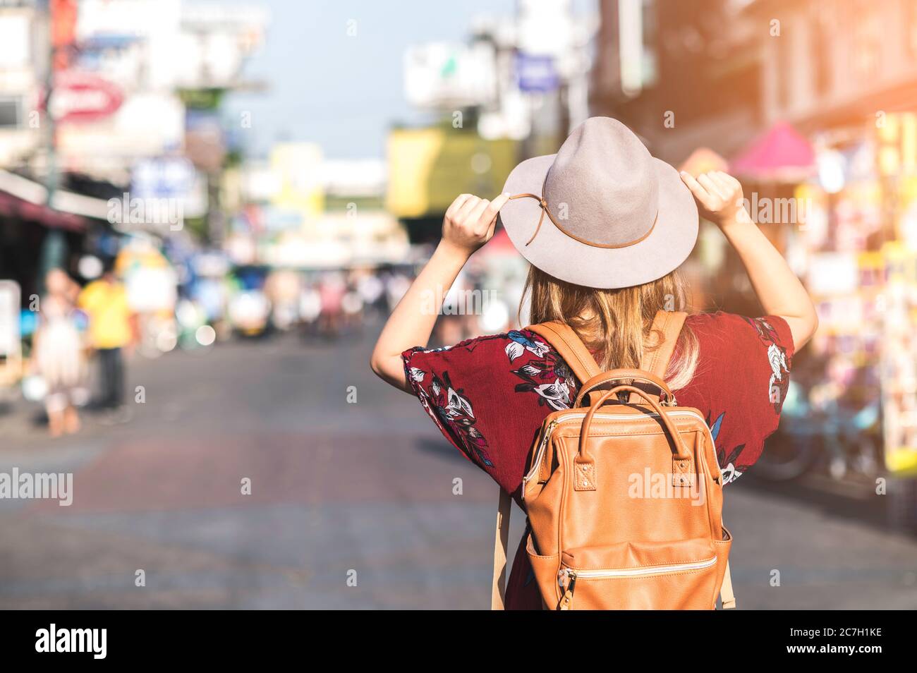 Concetto di viaggio in Thailandia. Giovane donna con cappello che viaggia in strada a piedi Khaosan a Bangkok, Thailandia Foto Stock