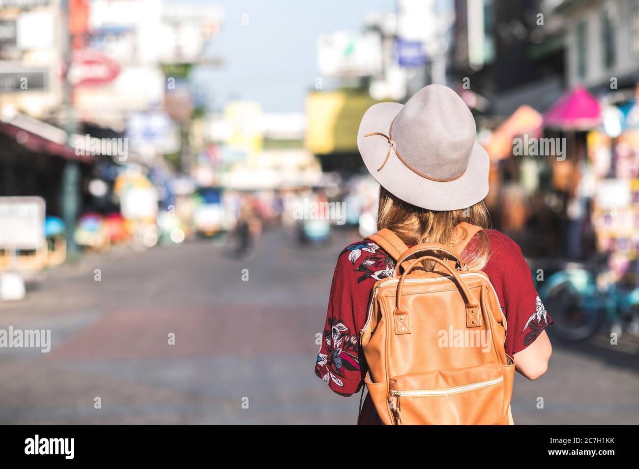 Concetto di viaggio in Thailandia. Giovane donna con cappello che viaggia in strada a piedi Khaosan a Bangkok, Thailandia Foto Stock
